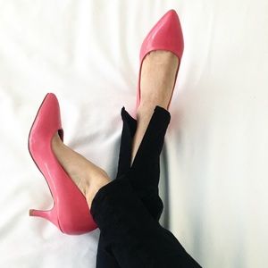 Pink pointed pumps